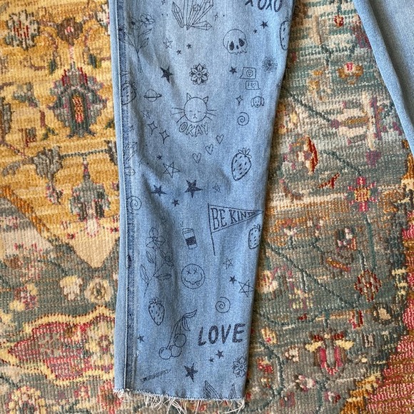 Hollister | Ultra High Rise Medium Wash Doodle Mom Jeans Size 3R - Picture 6 of 13